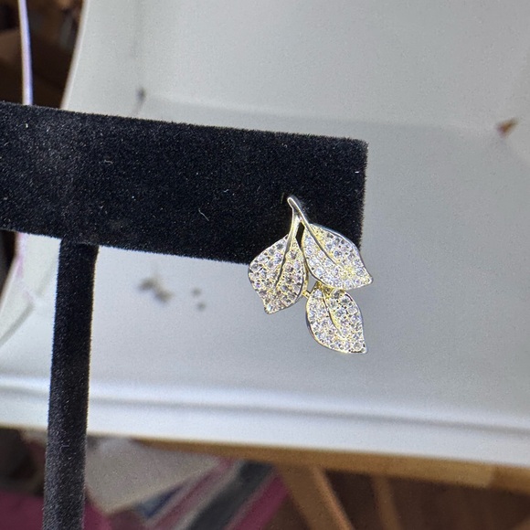 Elegant Gold Leaf Earrings - Picture 3 of 6